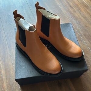 New in box Sz 8.5 J. Crew Chelsea pull-on boots leather boots in rich caramel
